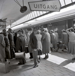 837342 Afbeelding van reizigers op het 6e perron van het N.S.-station Rotterdam C.S. te Rotterdam.